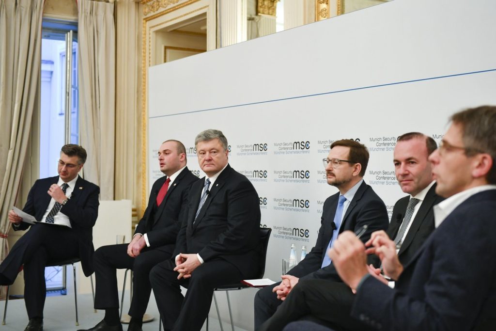 Американські друзі розуміють, що в Україні – не “заморожений конфлікт”, а “гаряча війна” – Порошенко