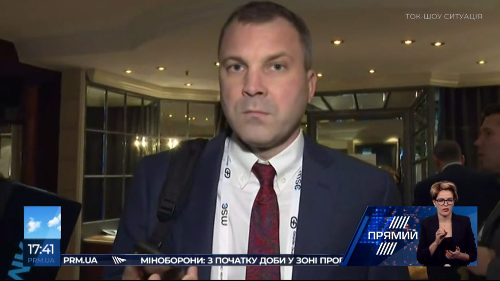 Раптом засоромився: чоловік Скабєєвої у Мюнхені боягузливо мовчав на запитання про “честь” його дружини (ВІДЕО)