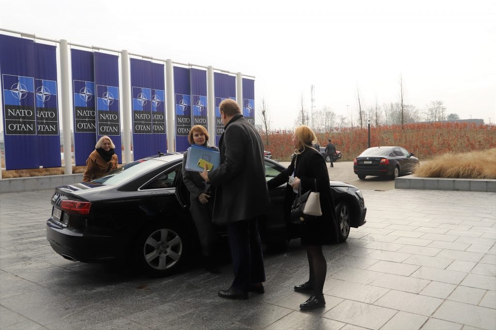 В НАТО готовы продолжать давление на Россию с целью освобождения украинских судов и моряков