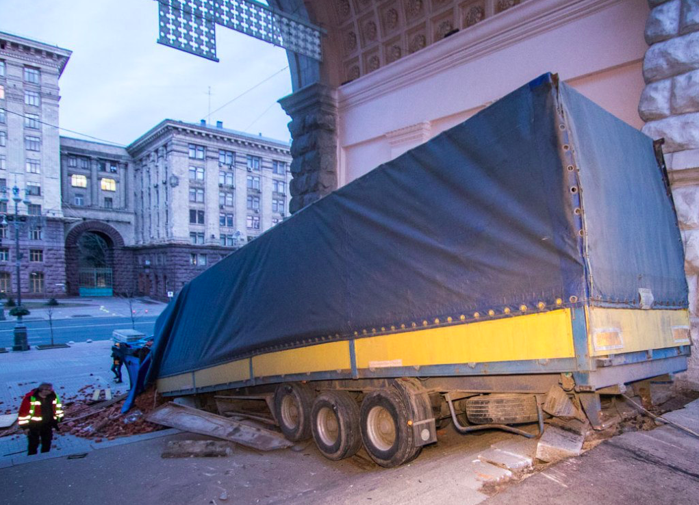 У центрі Києва перекинулась фура завантажена цеглою: фото, відео