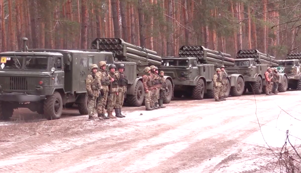 На Донбасі пройшли навчання підрозділів реактивної артилерії з РСЗВ “Ураган”: відео