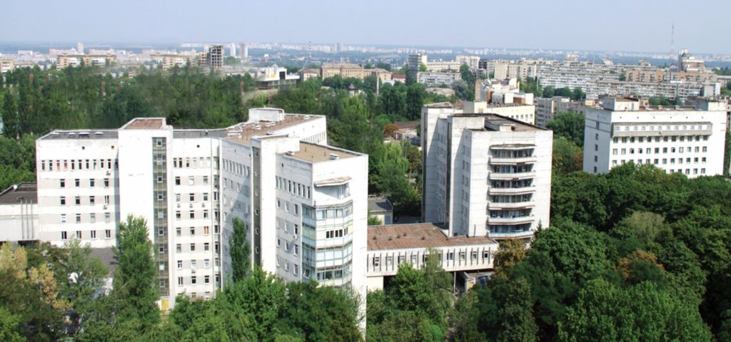 У Києві на Лук’янівці обвалився пішохідний міст: фото