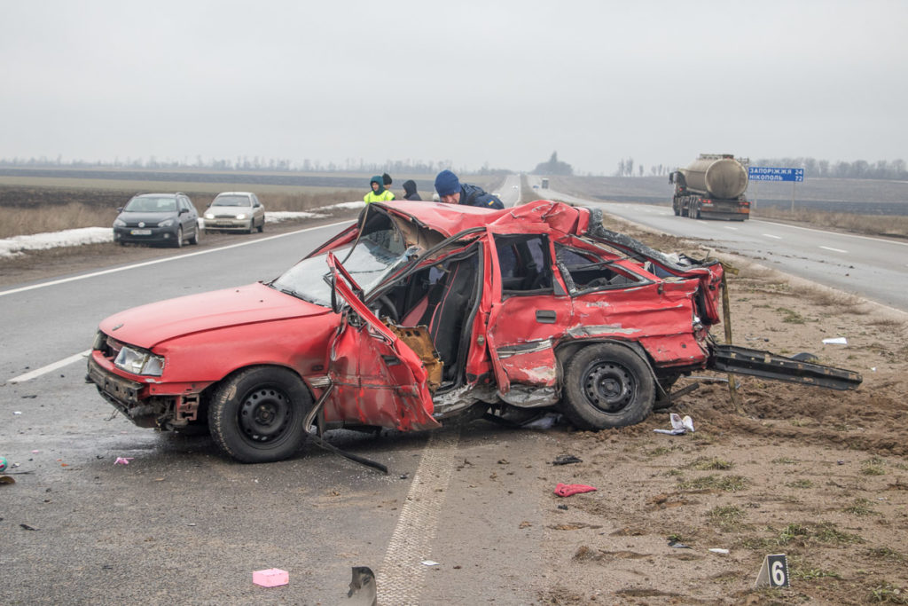 На Дніпропетровщині Opel протаранив вантажівку McDonald’s: моторошні фото смертельної ДТП