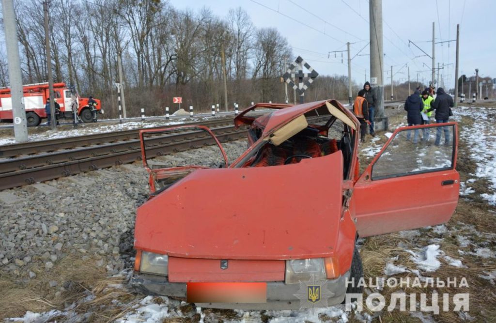 На Волині поїзд розтрощив легковий автомобіль: є постраждалі