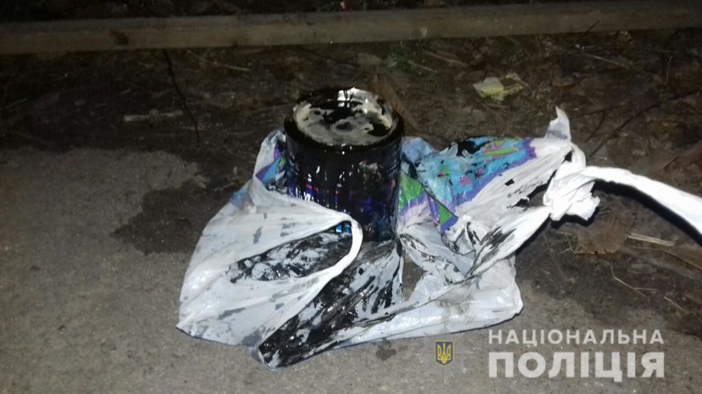 В Каховке полицейские задержали мужчину, который портил билборд с политической рекламой: фото