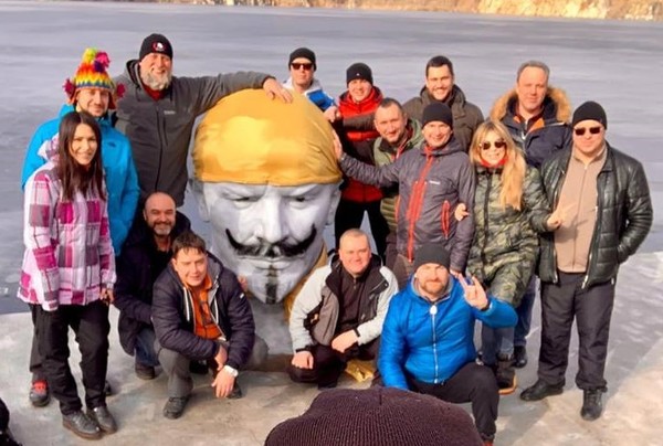 Комунізм – на дно: дайвери втопили бюст Леніна