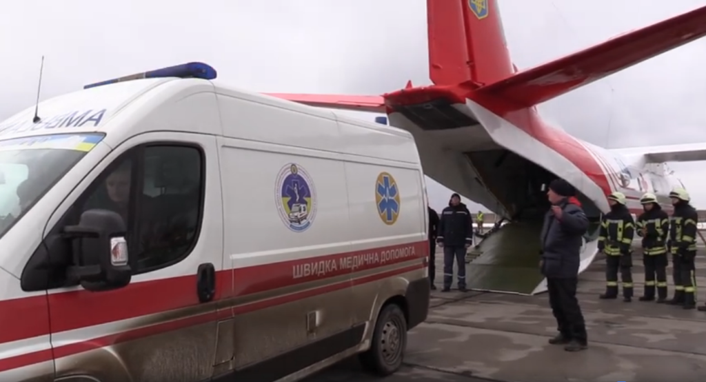 Дівчинку, яка впала в кому, екстренно доправили літаком з району проведення ООС до Києва