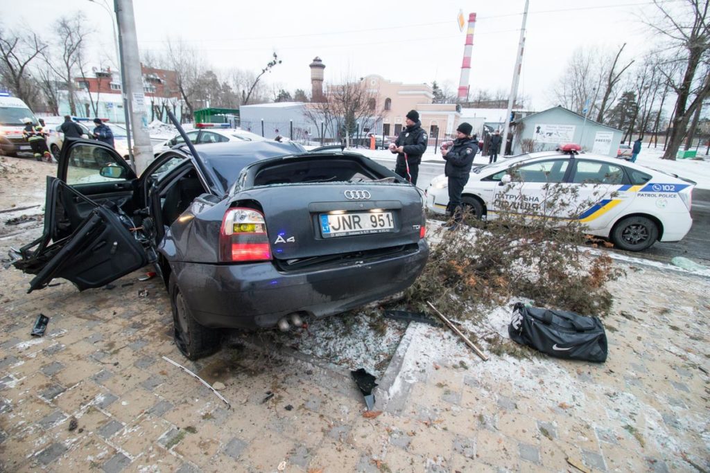 У Києві автомобіль вилетів на зупинку і збив бабусю