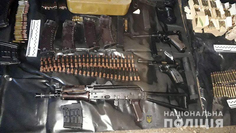 Тисячі набоїв, вибухівка та гранатомети: в орендованому гаражі Маріуполя виявили арсенал зброї