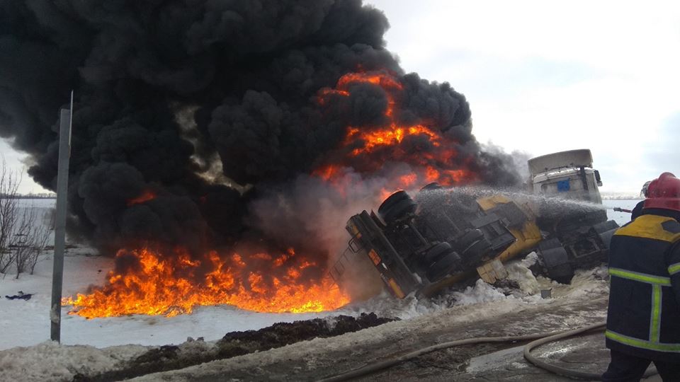 ДТП у Полтавській області: перекинулася і загорілася автоцистерна