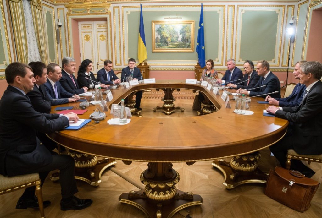 Порошенко подякував Туску за “азовський пакет” санкцій проти Росії та солідарність з Україною