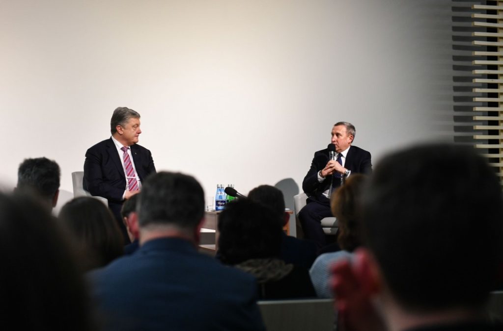Україна мобілізує світ для звільнення нашої землі – Порошенко у Любліні подякував за підтримку українській громаді