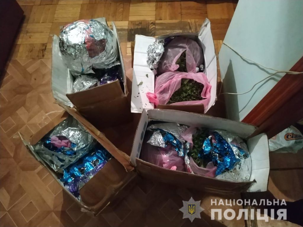 Поліція вилучила у іноземця зі Східної Африки 20 кг психотропів