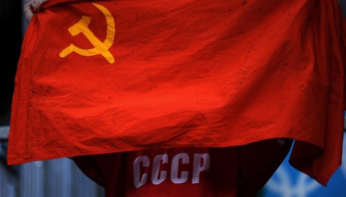 У Латвії оштрафували чоловіка, що розмахував радянським прапором