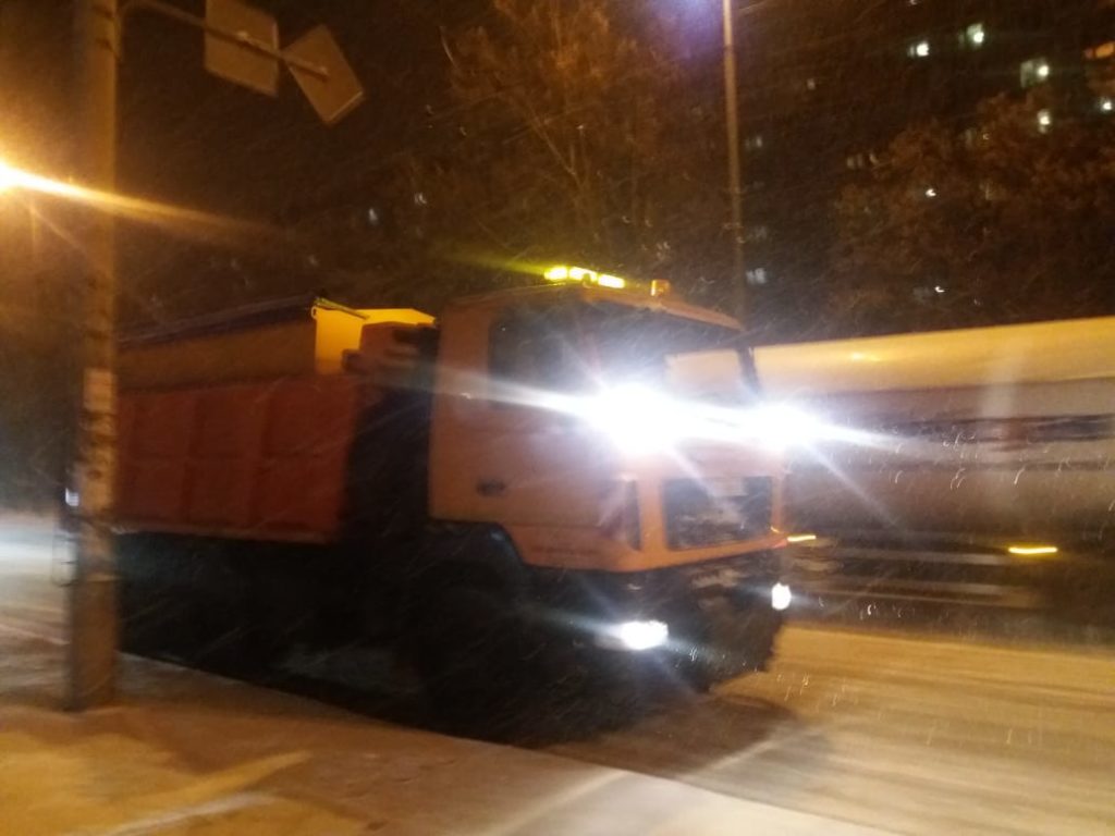 Снігопад у Києві: дороги прибирають понад 300 снігоприбиральних машин