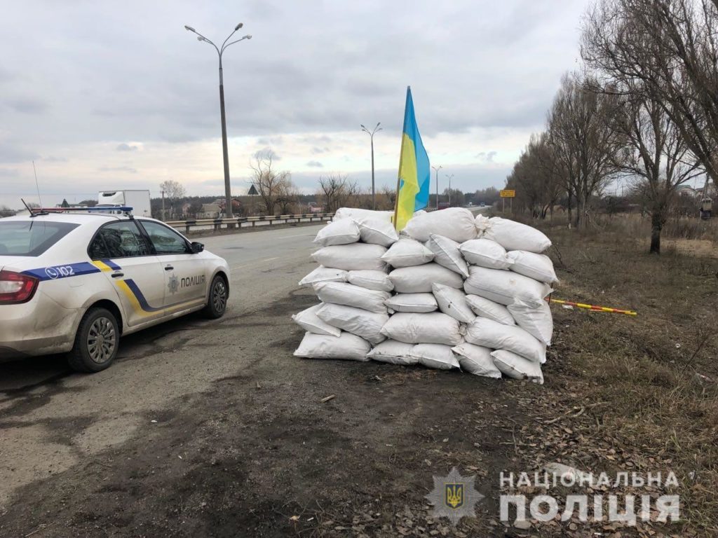 На Дніпропетровщині озброєнні чоловіки встановили на дорозі блокпост