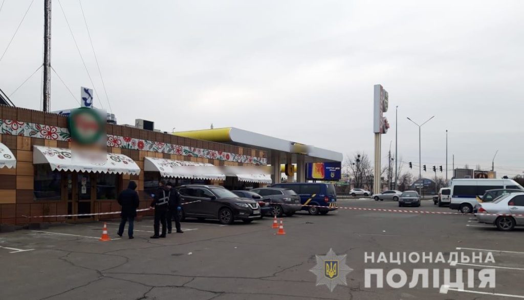 Кулю в спину за вітання з “радянським святом”: на Київщині чоловік влаштував стрілянину на АЗС