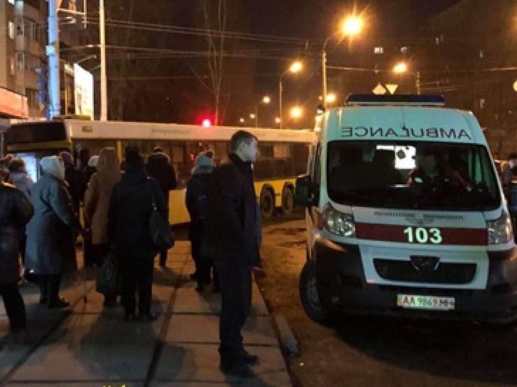 Водій знепритомнів: у Києві автобус врізався в зоомагазин