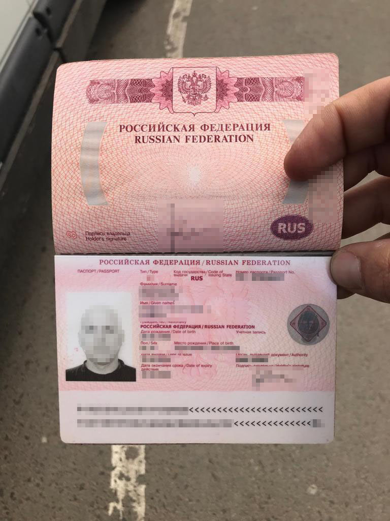 Пограничники не впустили в Украину россиянина с георгиевскими лентами
