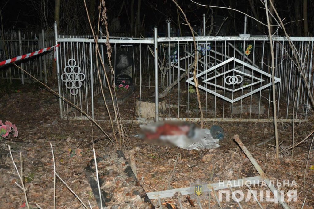 Замотали у пакет і заклеїли скотчем: на харківському цвинтарі знайшли мертве немовля