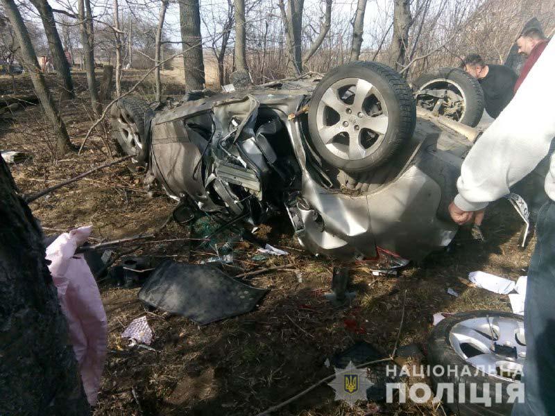 Збила білборд, дерево і вилетіла в кювет: на Рівненщині у ДТП загинула молода жінка