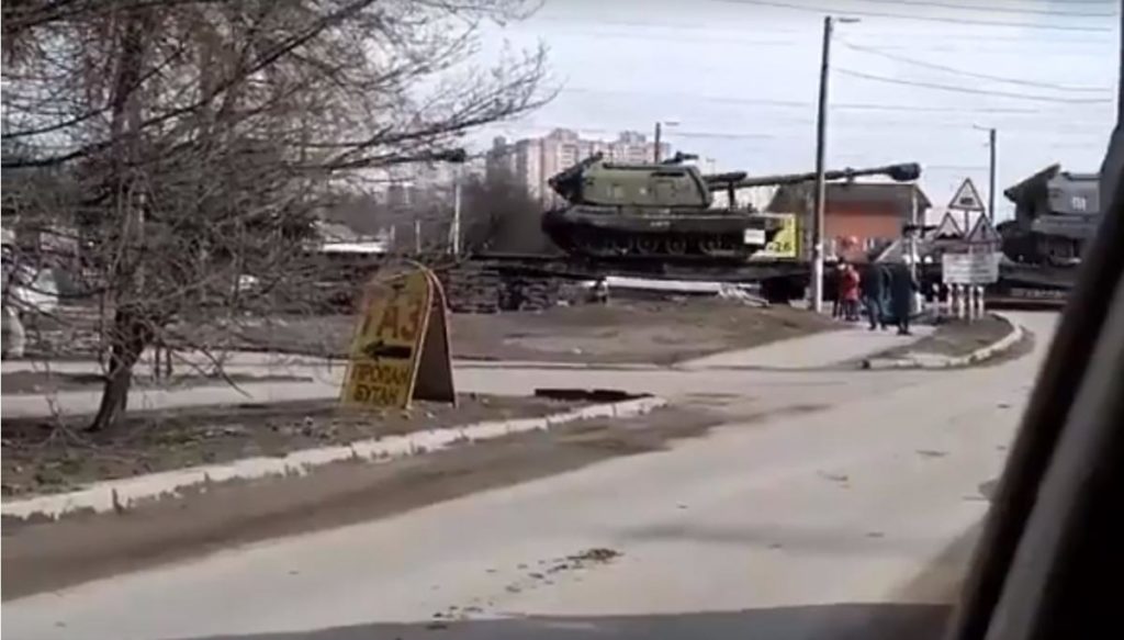 Около границы Украины заметили эшелон российской военной техники: видео