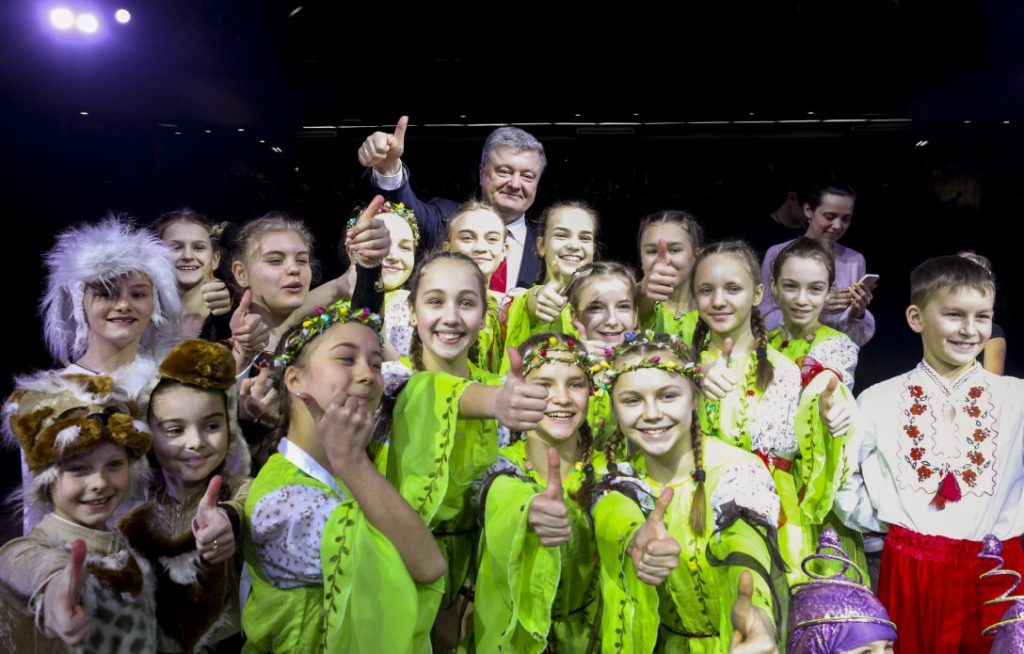 Ми маємо зробити все, щоб діти, не виїжджаючи з України, жили в Євросоюзі – Порошенко
