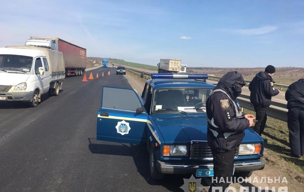 На трасі Київ-Одеса вантажівка на смерть збила ремонтника