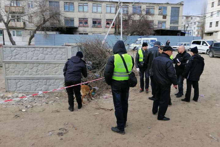 На Луганщині знайшли мертву дитину у коробці з-під взуття: фото