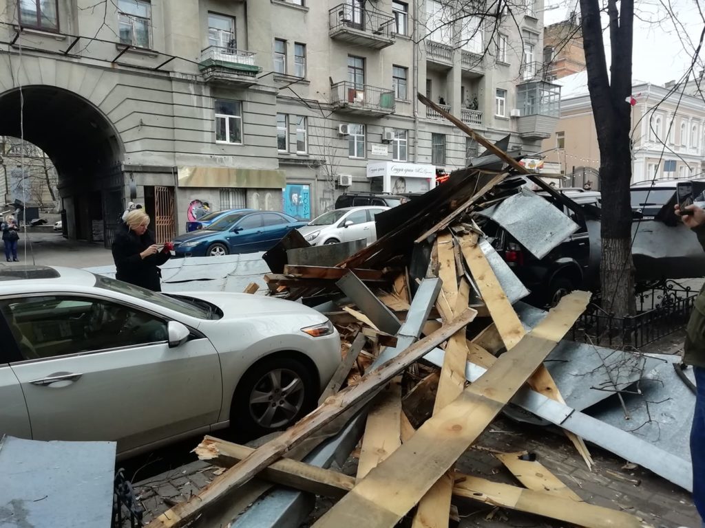 У Києві сильний вітер зірвав з будинку дах: фото