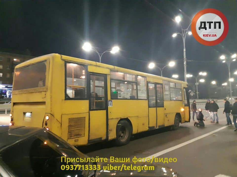 У Києві на Дорогожичах маршрутка збила трьох жінок