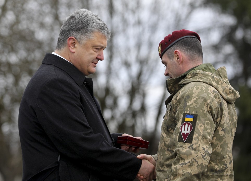 Стоїте на захисті незалежності: Порошенко вручив державні нагороди десантникам 95-ї бригади