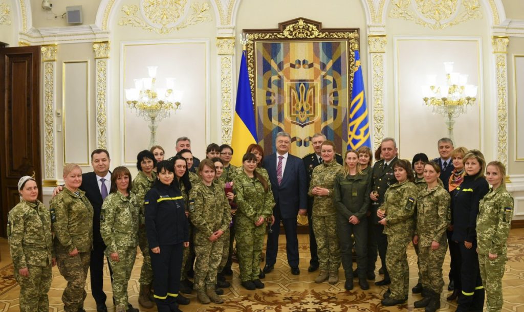 Ви цементуєте нашу оборону, ви наші берегині: Порошенко нагородив жінок-військових