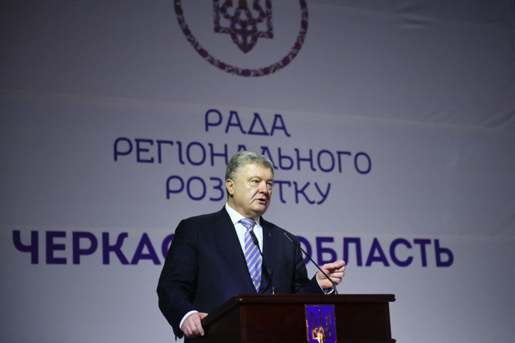 Поки наша армія тримає фронт, ми маємо захистити армію в тилу – Порошенко