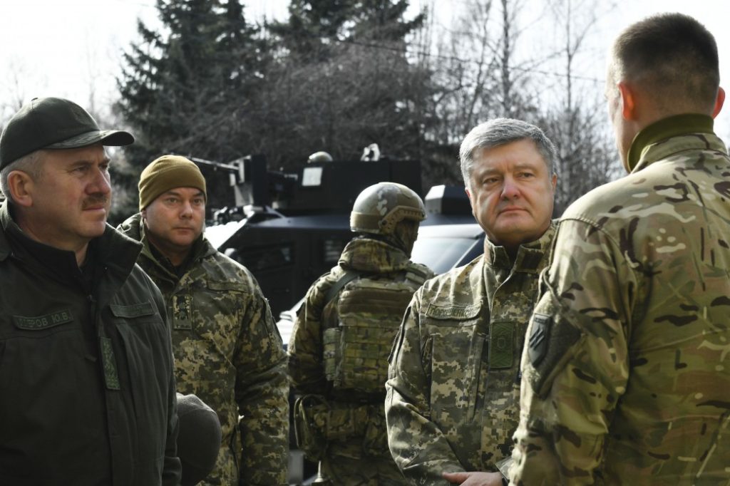 Хочу поблагодарить за наше единство: Порошенко приехал на фронт, где поздравил добровольцев