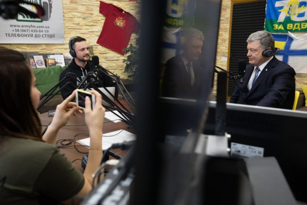 Верховный главнокомандующий не может выполнять свои функции, не посещая передовую — Порошенко