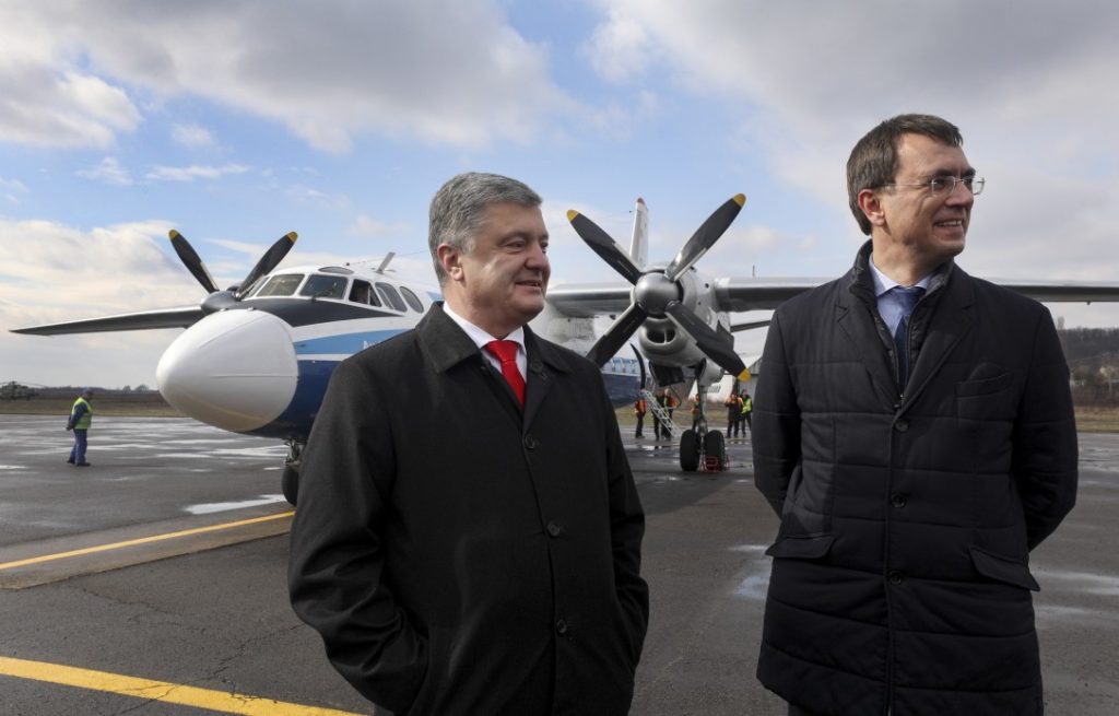 Відновлення авіарейсів до Ужгорода є знаковим для розвитку всього Закарпаття – Порошенко