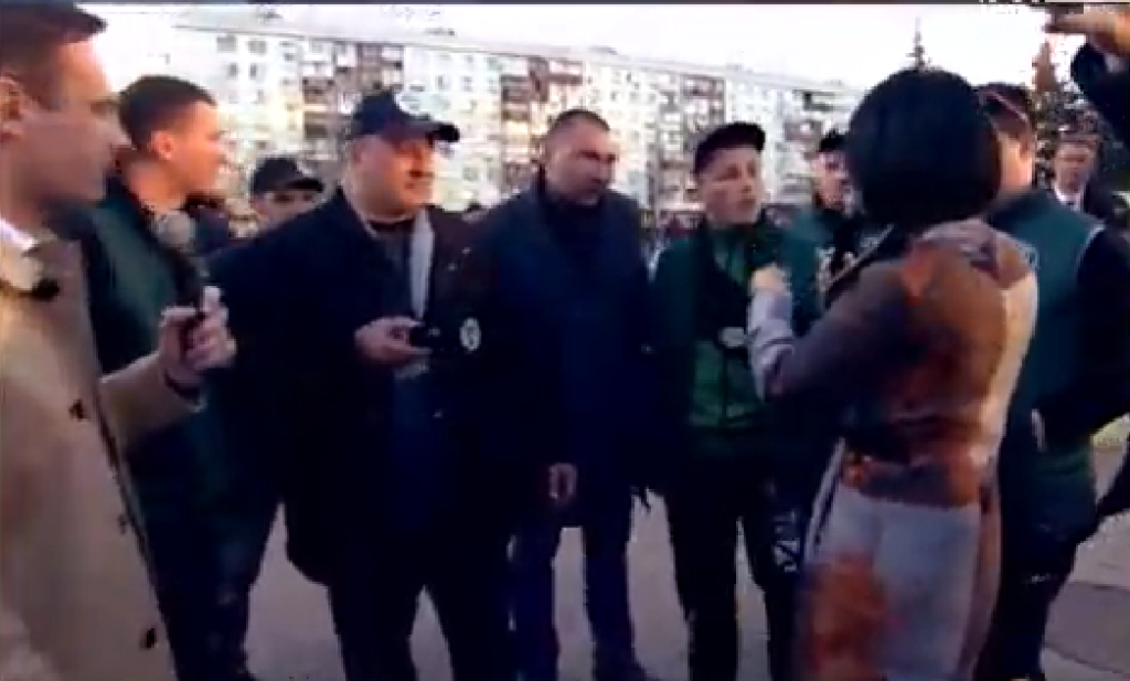 Ми в цю історію втяглись випадково: “Прямий” поспілкувався з “тітушками” під ЦВК