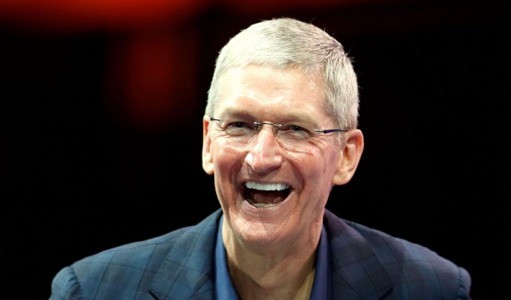 Глава Apple Тим Кук сменил фамилию после встречи с Трампом