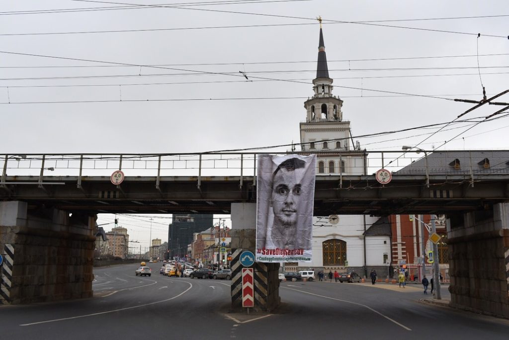 В Москве вывесили трехметровый баннер в поддержку Олега Сенцова