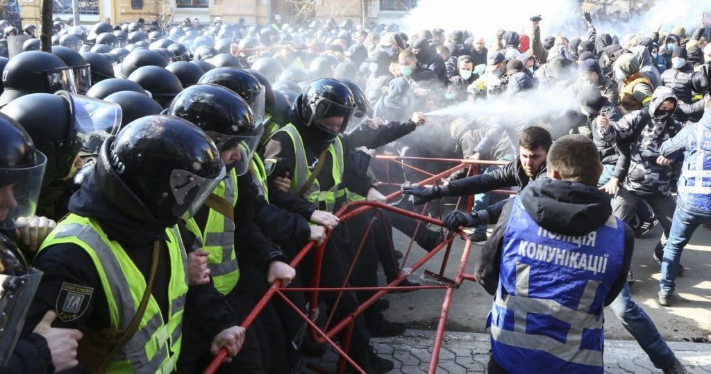 Силовые митинги «Нацкорпуса» направлены на срыв избирательной кампании — политолог