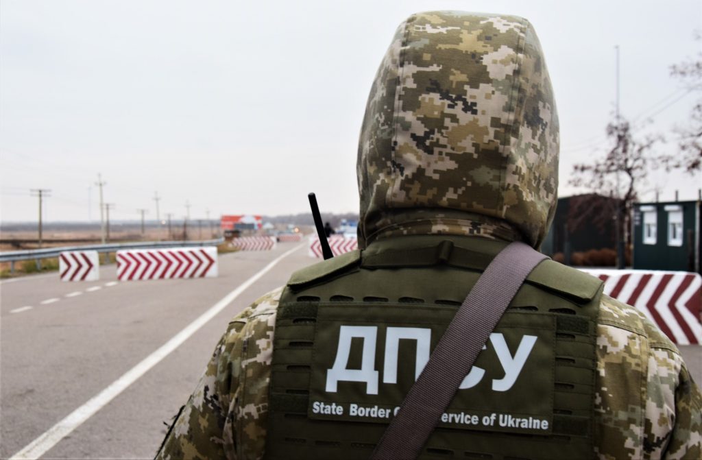 На адмінмежі з окупованим Кримом прикордонники затримали бойовика “Руської православної армії”: показове відео