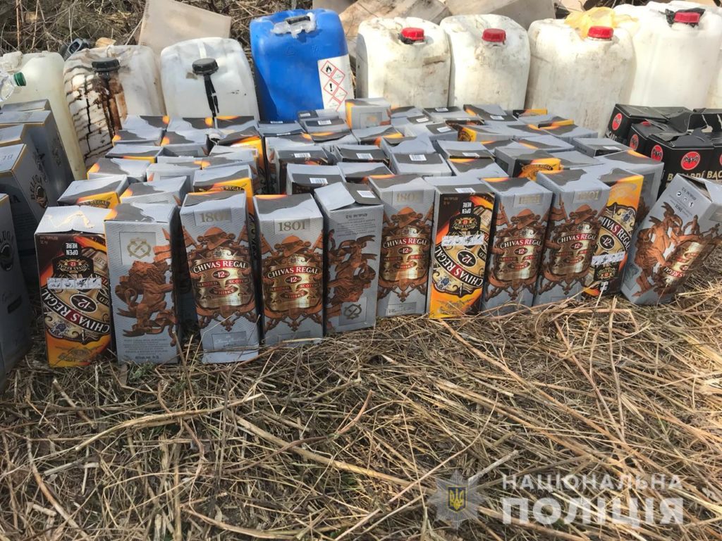 На Вінничині поліція вилучила понад тонну контрафактного алкоголю у 80-річної жінки