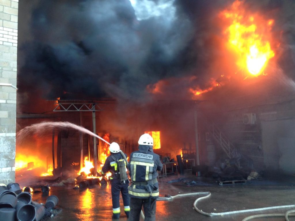 На Дніпропетровщині сталась масштабна пожежа на заводі: фото і перші подрбиці