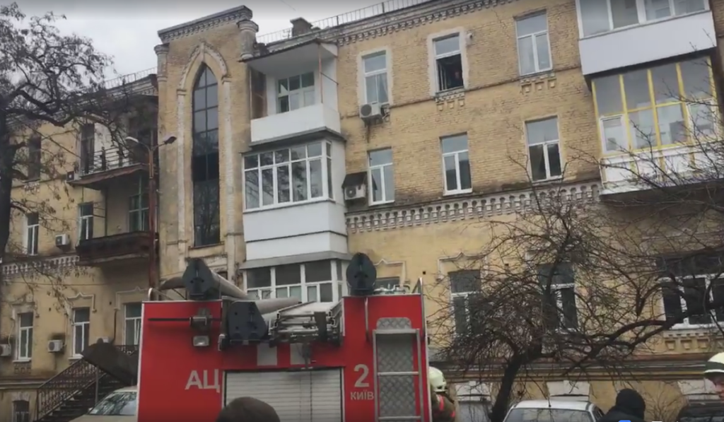У Києві під час пожежі у житловому будинку загинув чоловік