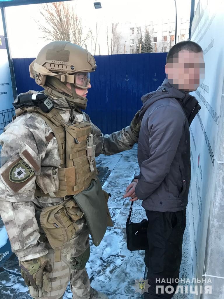 У Дніпрі затримали злочинну групу, яка вчинила збройне пограбування місцевого жителя