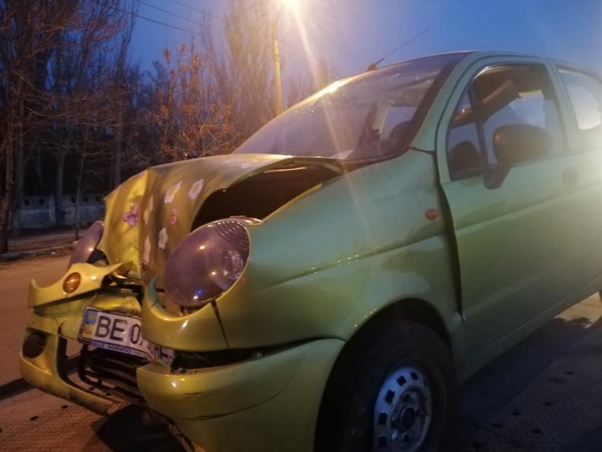 У Миколаєві нетвереза жінка-таксист врізалась у дерево: постраждав пасажир