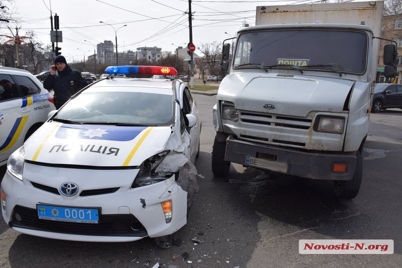 У центрі Миколаєва зіштовхнулись вантажівка і патрульний “Пріус”