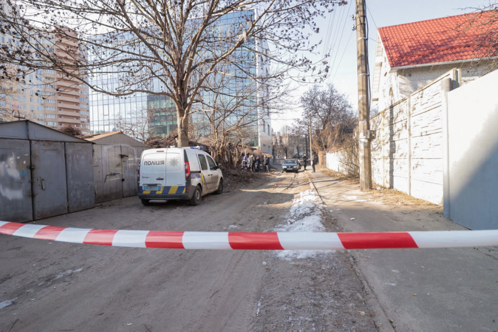 У Києві біля гаражів знайшли труп немовляти