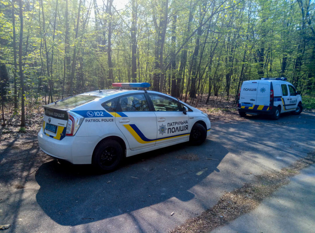 У Києві на території ВДНГ знайшли повішеним на дереві хлопця